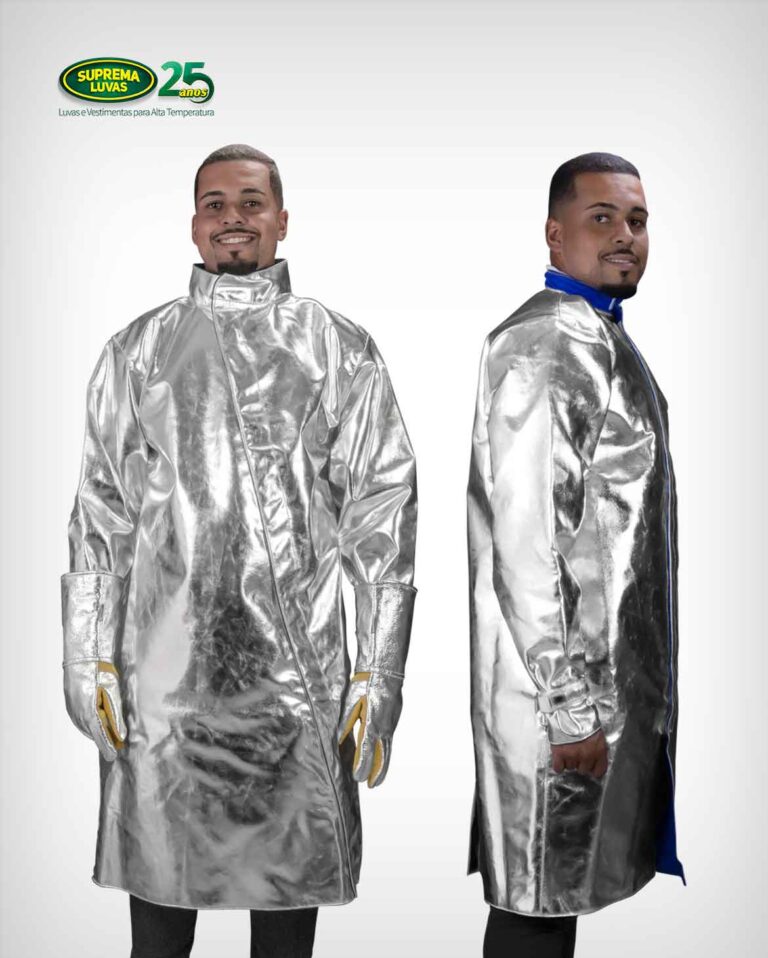 trabalhadores usando capa aluminizada para proteção térmica do tronco e membros superiores
