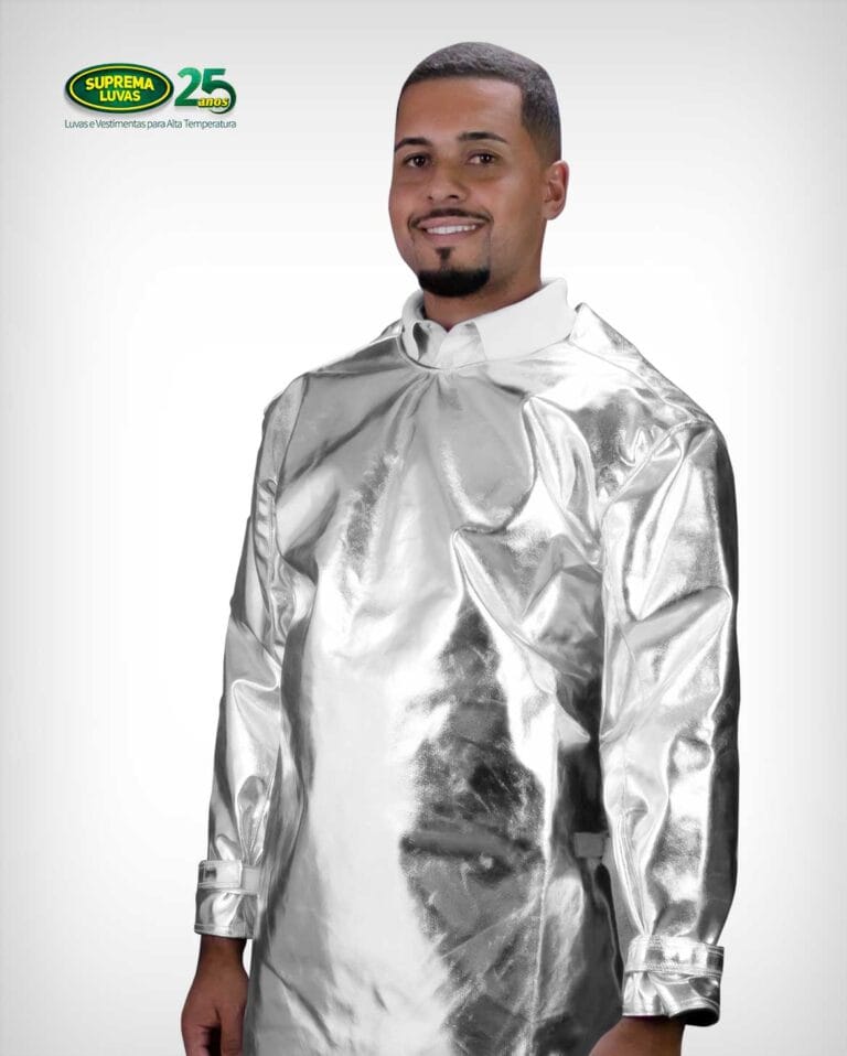 Homem sorrindo veste um avental aluminizado tipo barbeiro da SUPREMA Luvas, que oferece cobertura completa para tronco e braços contra calor radiante.