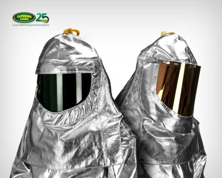 Dois trabalhadores de Capuz Aluminizado da SUPREMA Luvas, um com visor verde e outro com visor ouro, para proteção contra alta temperatura.
