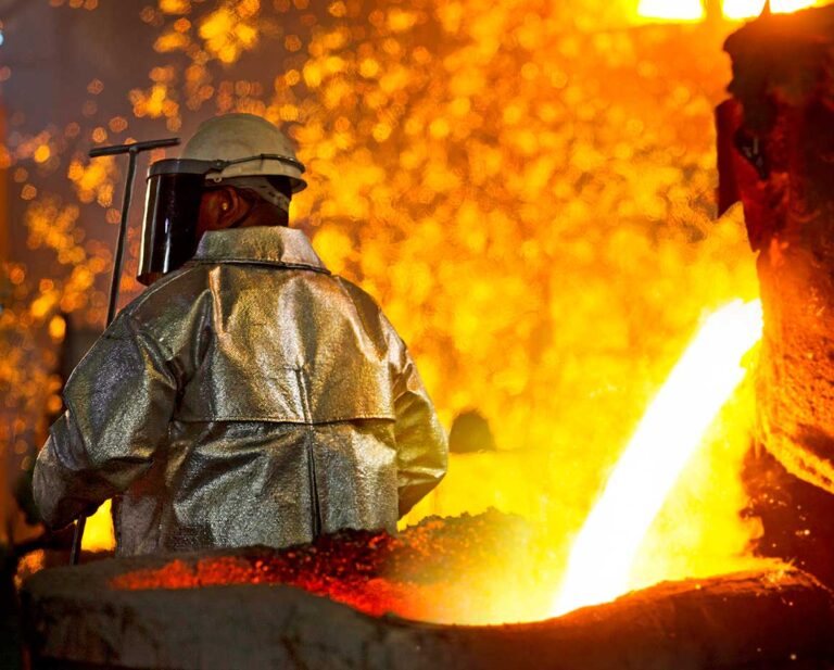 trabalhador-com-blusao-aluminizado-em-fundicao-representando-o-risco-controlado-pela-nr-14