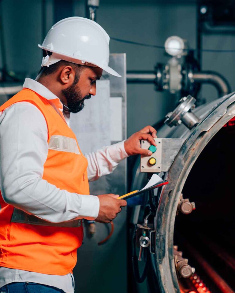 profissional-de-sst-com-capacete-e-prancheta-inspeciona-forno-industrial-com-calor-intenso-que-exige-avaliacao-pelo-nr-15-anexo-3