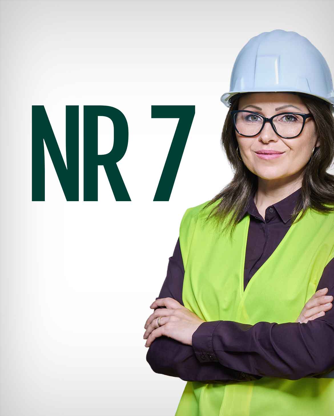 engenheira-de-seguranca-do-trabalho-com-epis-representando-o-guia-da-nr-7-sobre-o-pcmso