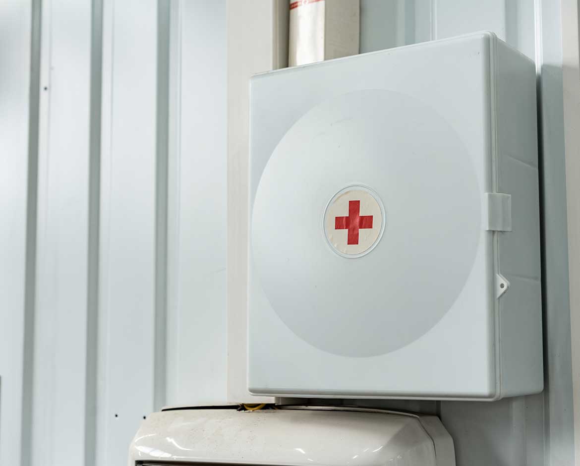 kit de primeiros socorros para queimaduras instalado em parede de metal industrial.