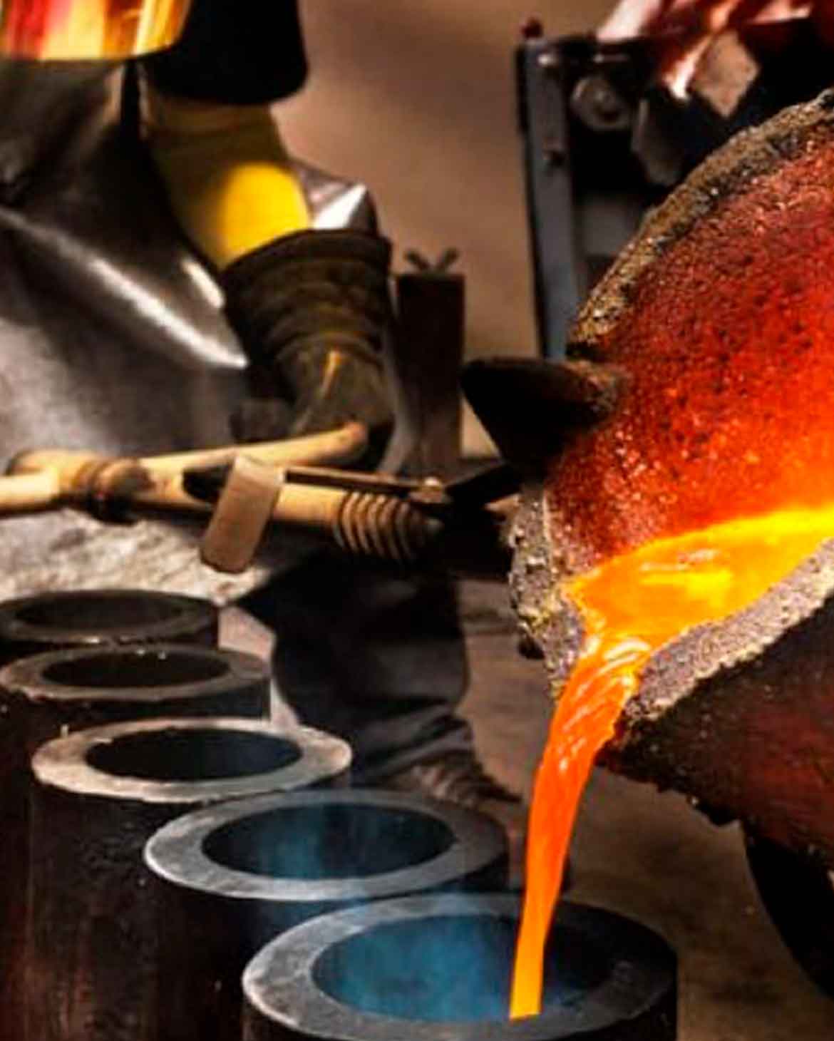 exemplo pratico em fundicao ilustrando a escolha da luva termica correta para metal fundido com o pictograma en 407 de 2020 aplicado na luva e explicado em um painel lateral