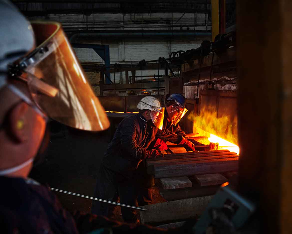 trabalhadores com epis em forno industrial ilustrando normas para epis aluminizados e proteção contra calor radiante