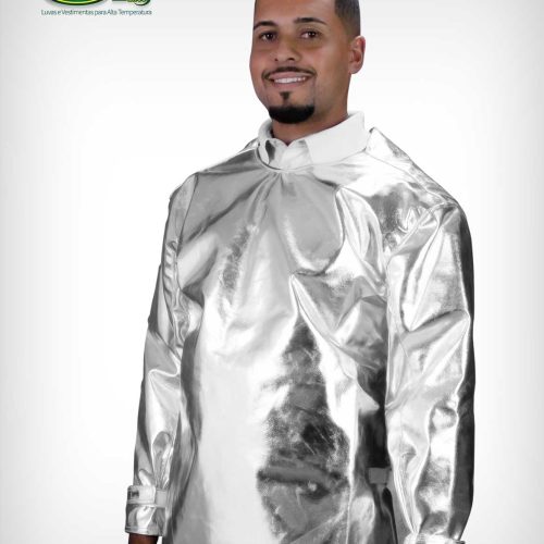 Homem sorrindo veste um avental aluminizado tipo barbeiro da SUPREMA Luvas, que oferece cobertura completa para tronco e braços contra calor radiante.