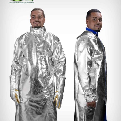 trabalhadores usando capa aluminizada para proteção térmica do tronco e membros superiores