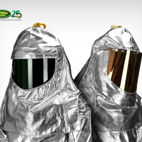 Dois trabalhadores de Capuz Aluminizado da SUPREMA Luvas, um com visor verde e outro com visor ouro, para proteção contra alta temperatura.
