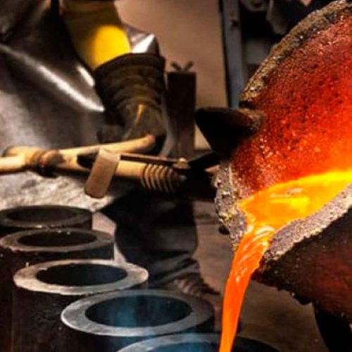 exemplo pratico em fundicao ilustrando a escolha da luva termica correta para metal fundido com o pictograma en 407 de 2020 aplicado na luva e explicado em um painel lateral