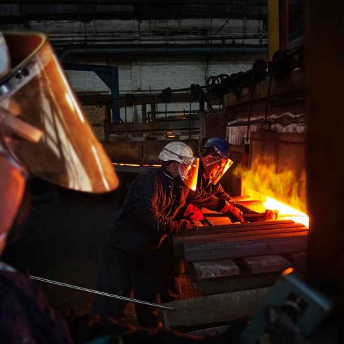 trabalhadores com epis em forno industrial ilustrando normas para epis aluminizados e proteção contra calor radiante