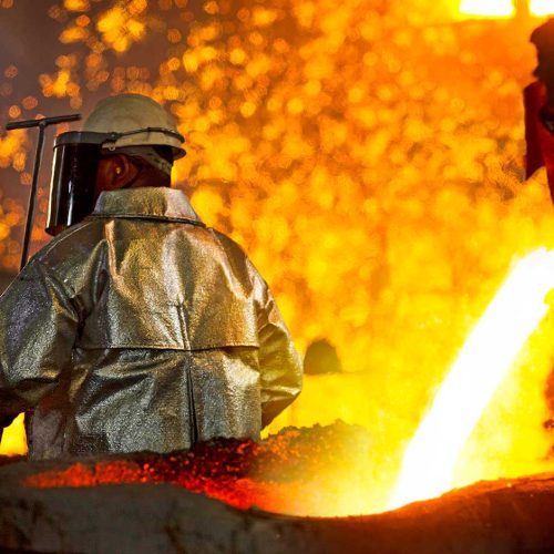 trabalhador-com-blusao-aluminizado-em-fundicao-representando-o-risco-controlado-pela-nr-14