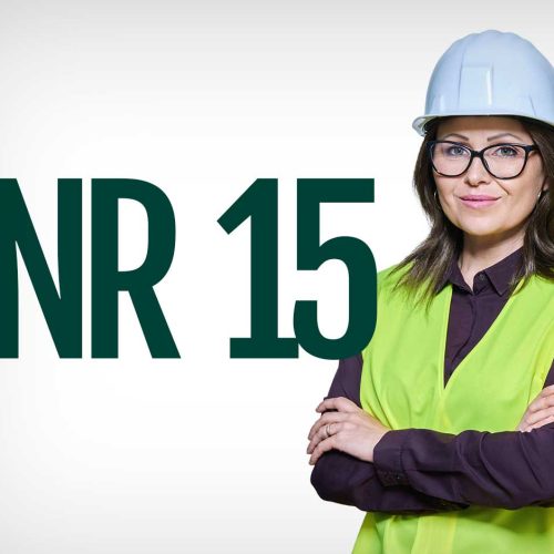 profissional-de-seguranca-do-trabalho-com-epi-completo-faz-sinal-de-positivo-ao-lado-do-texto-nr-15-sobre-fundo-branco